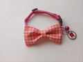 Collier rose foncé "Petit Chat" avec nœud papillon à carreaux saumon