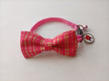 Collier rose "Petit Chat" avec nœud papillon rose à carreaux