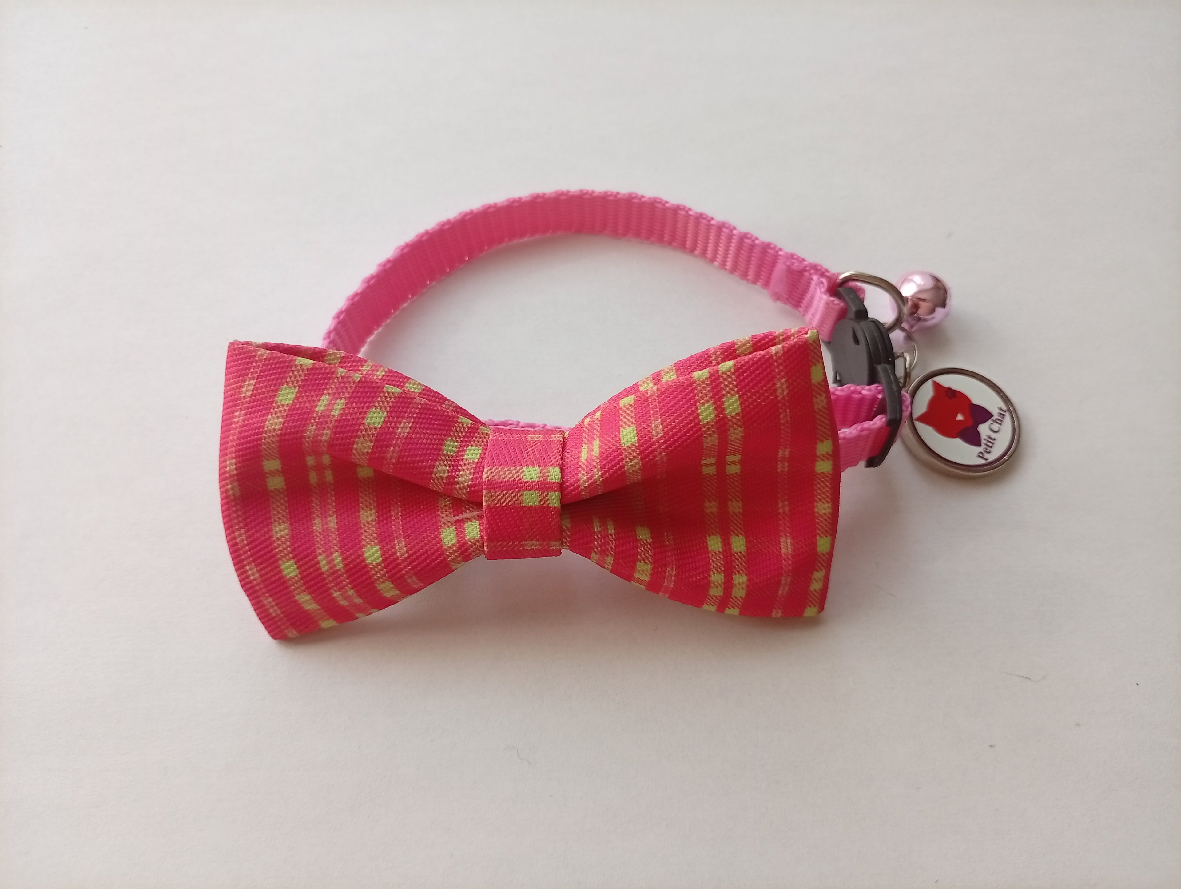 Collier rose "Petit Chat" avec nœud papillon rose à carreaux