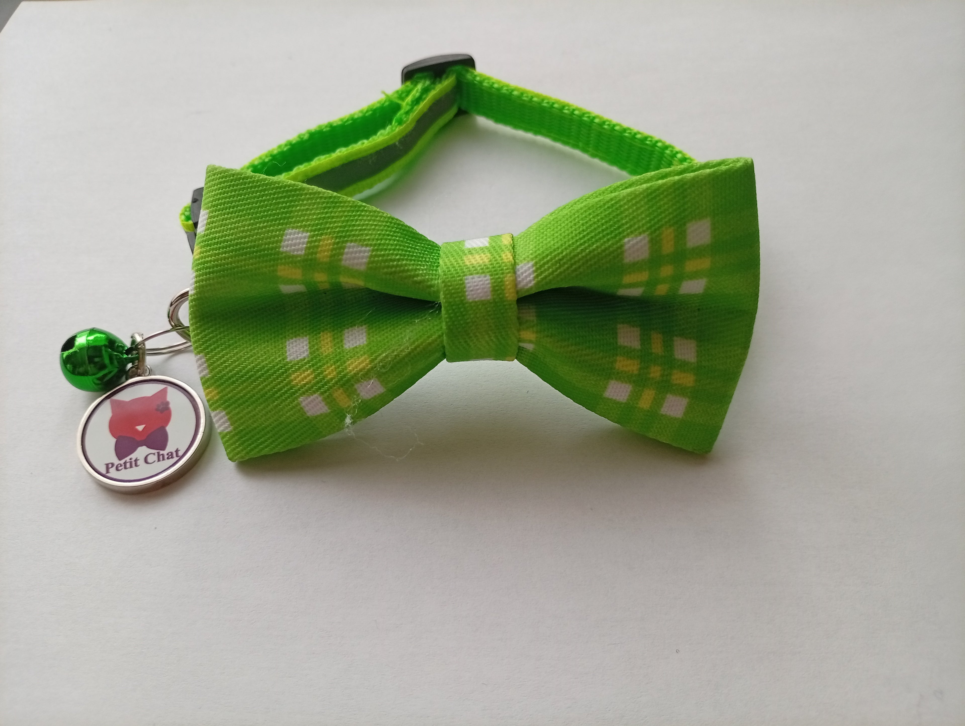 Collier vert "Petit Chat" avec nœud papillon à carreaux vert