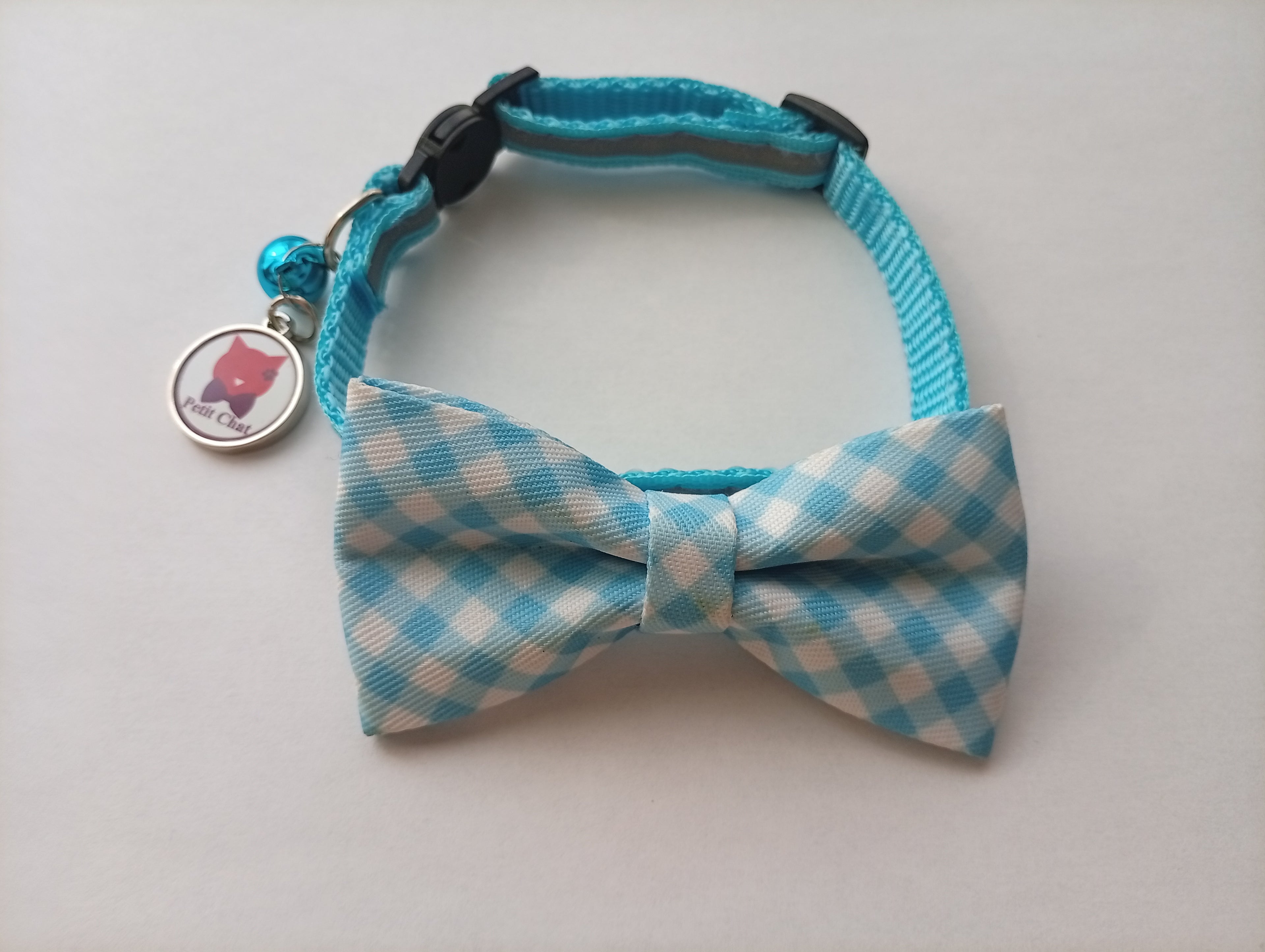 Collier bleu ciel "Petit Chat" avec nœud papillon vichy bleu