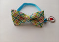 Collier bleu "Petit Chat" avec nœud papillon à carreaux multicolore