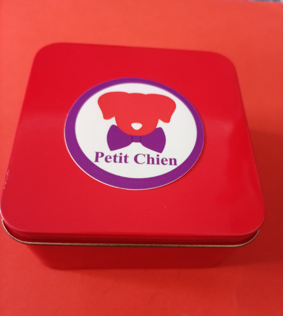 La première boîte métallique à croquettes, friandises ou biscuits "Petit Chien" pour Chiens de couleur rouge